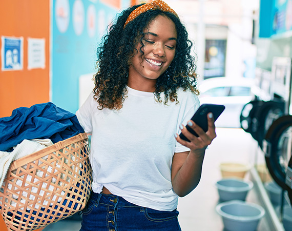 woman-laundromat-mobile-app